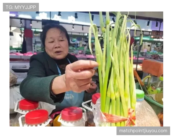 廖秋云,早上菜市场阿姨,晚上闪光灯下贵妇,怎么看都像两个人
