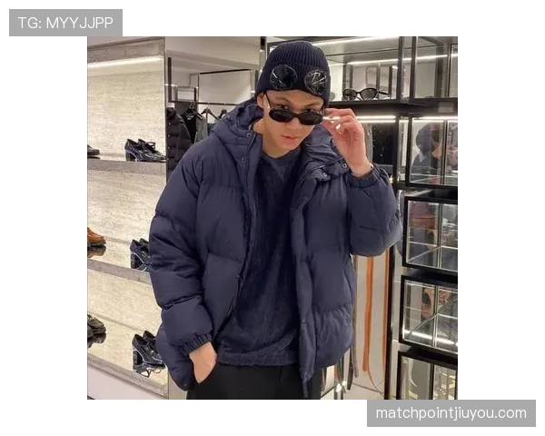 李梓嘉球场上冷若冰霜，生活照抱着大碗面笑成孩子，这反差有点上头